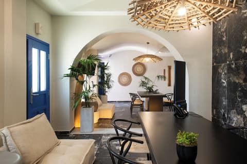 The Noverian Bios Santorini, Reception