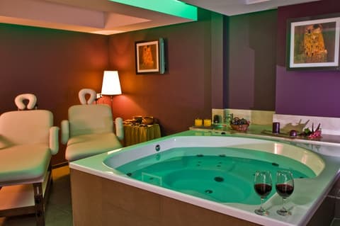 Esplendor by Wyndham Mendoza, Indoor spa tub