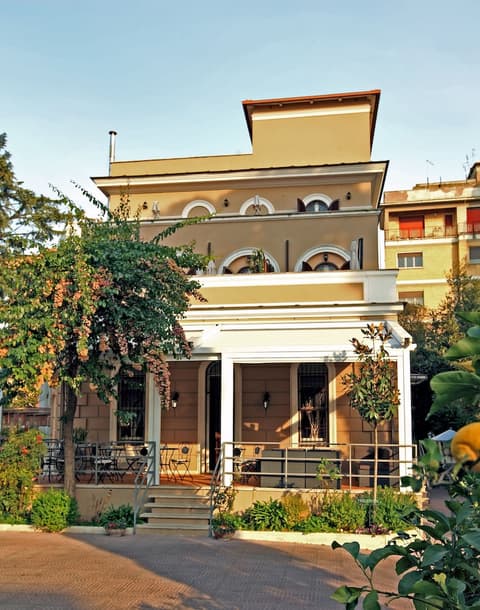 Villa Pirandello, Exterior