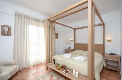 Astir of Naxos, Room