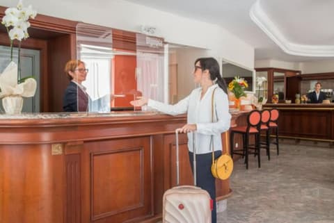 Hotel Olympia, Reception