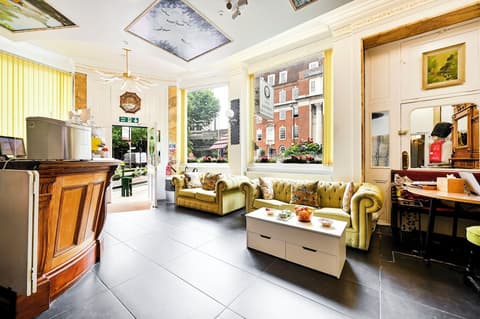 City London Hotel, Reception