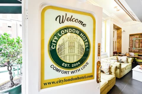City London Hotel, Reception