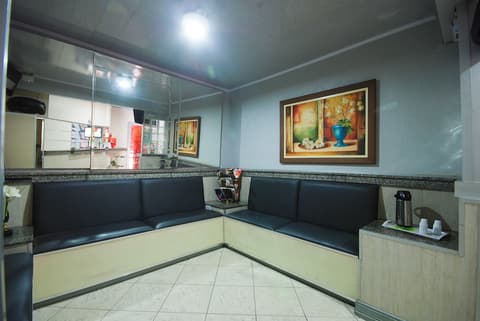 Calamares Hotel, Lobby sitting area