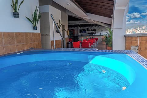 Hotel Alcaravan Medellín, Outdoor spa tub