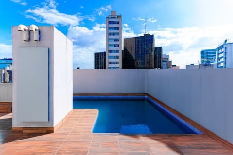 Carillon Plaza Hotel, Rooftop pool