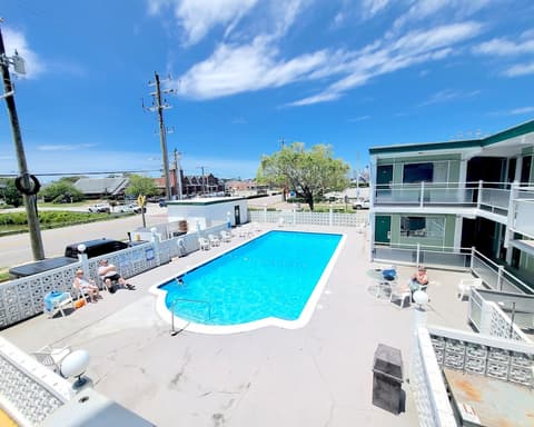 Beach Carousel Motel, Pool