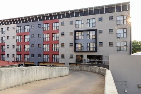 Akanani Apartments, Property grounds