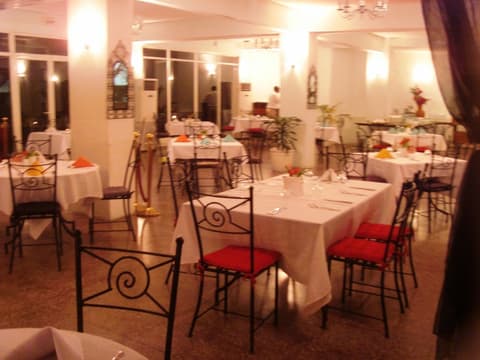 Retaj Moroni Hotel, Restaurant