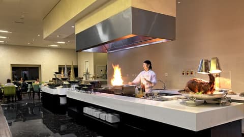 The Tower Plaza Hotel, Restaurant