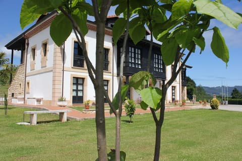 La Casona de la Roza, Property grounds
