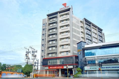 Red Planet Cebu, Front of property