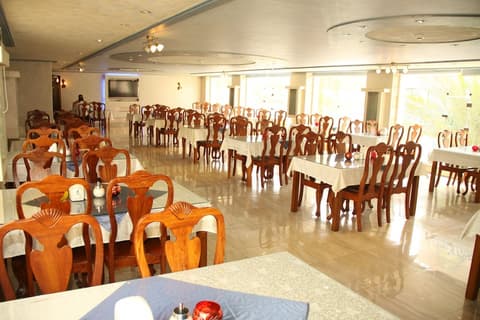 Al Raad Hotel, Dining