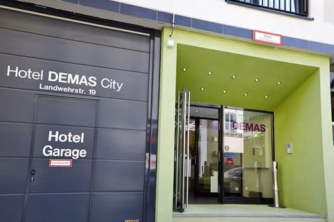 Hotel Demas City, Interior entrance