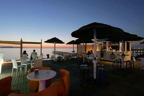 Sunset Beach, Restaurant