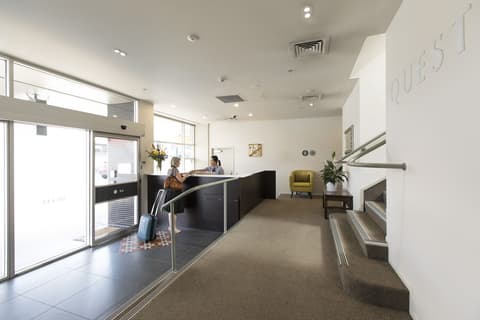 Quest on London, Lobby