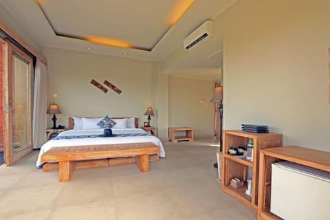 KajaNe Yangloni, Room