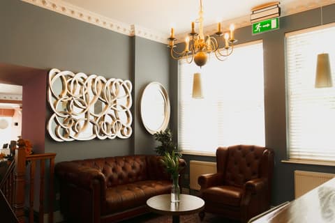 Phoenix Park Hotel, Reception