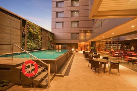 Radisson Blu Hotel Chennai City Centre, Pool