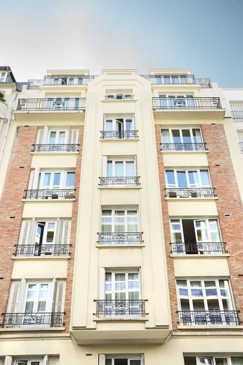 La Conversation, Front of property