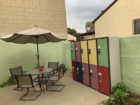 LAX guest house, Lockers
