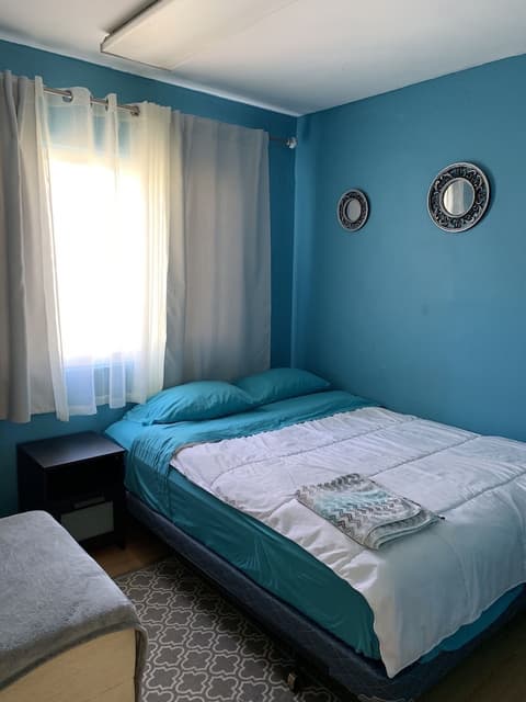 LAX guest house, Room