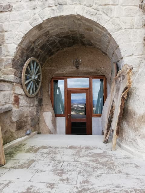 Pigeon Hotel, Interior entrance