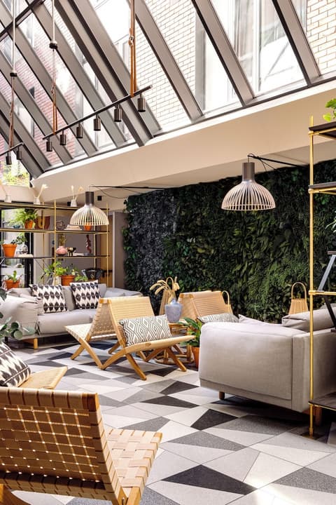 Zanzibar Locke, Lobby