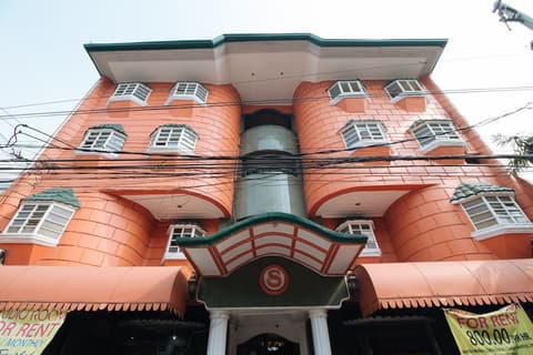 RedDoorz near East Avenue Medical Center