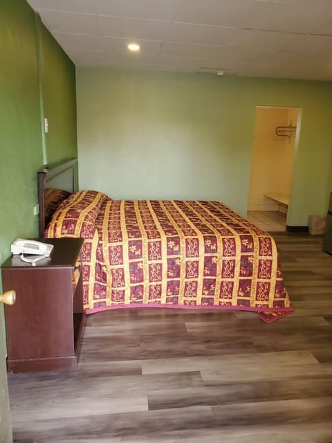 Trailway Motel, Room