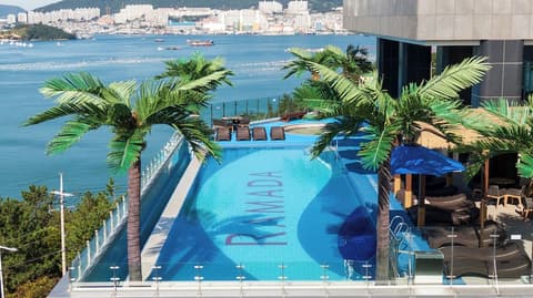Ramada Plaza by Wyndham Dolsan Yeosu, Outdoor pool