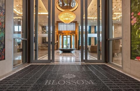 Blossom Hotel Houston, Curio Collection by Hilton