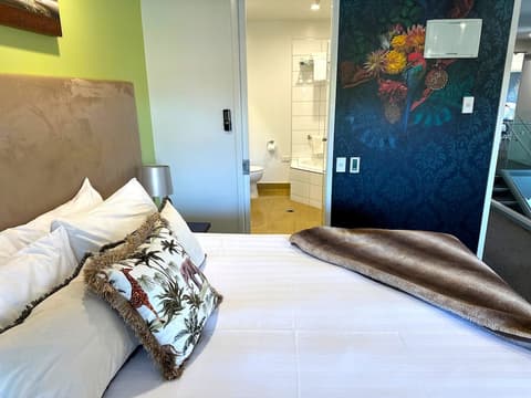 DeLorenzo's Studio Apartments, Room