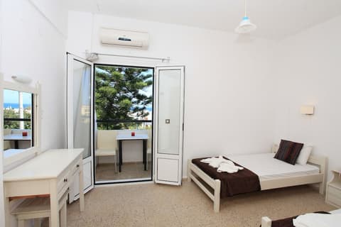 Iraklis Studios & Apartments
