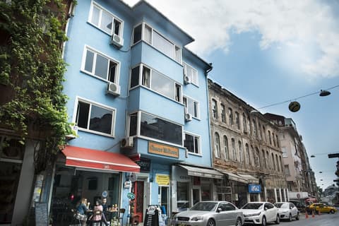 Cheers Midtown Hostel, Front of property