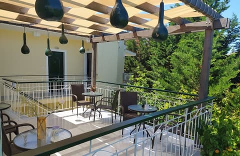 Elena's Garden, Living area