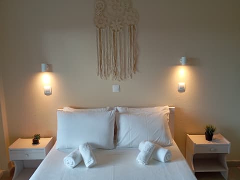 Elena's Garden, Room