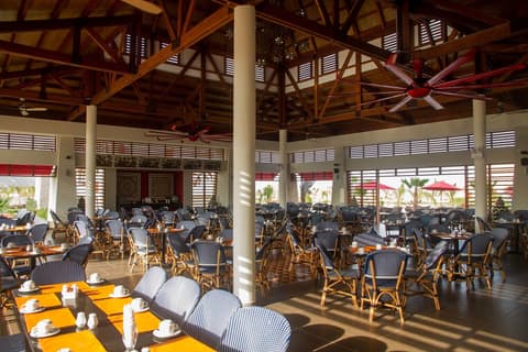 Royal Decameron Punta Sal, Dining