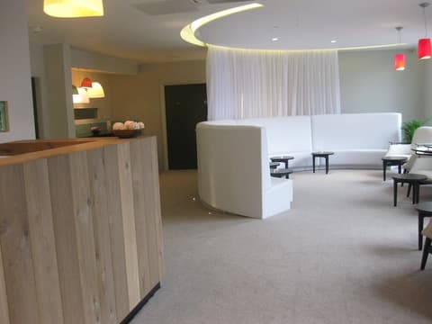 Axiom Park Hotel, Lobby