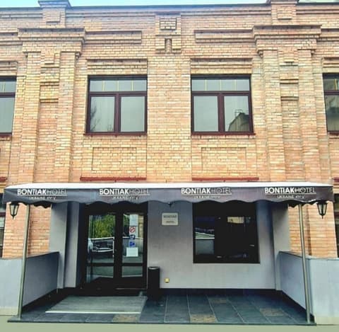 Bontiak Hotel, Property entrance