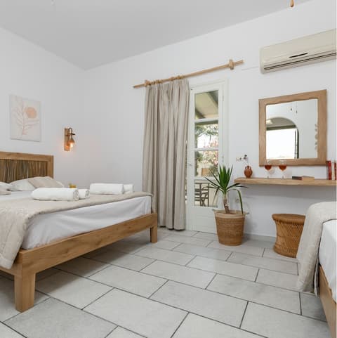 Studios Vrettos Beachfront Hotel