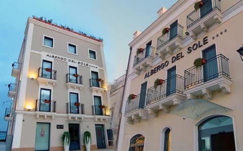 Albergo del Sole, Front of property