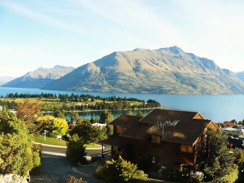Balmoral Lodge, Exterior