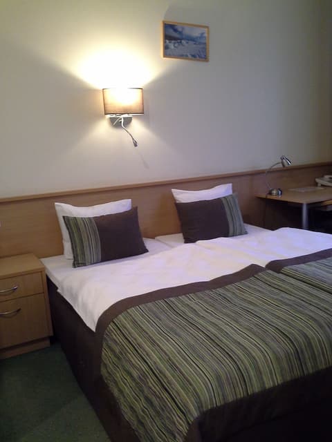 Sky High Hotel, Room