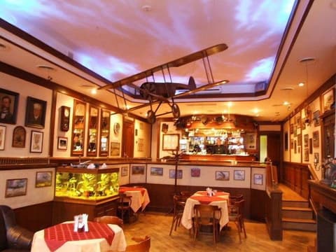 Sky High Hotel, Restaurant