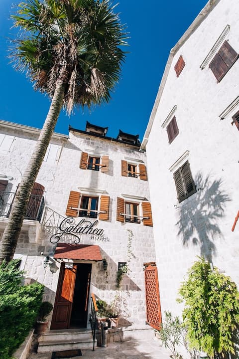 Galathea Hotel, Front of property