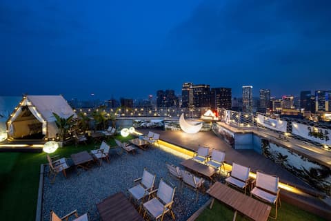 Dorsett Chengdu, Bar (on property)