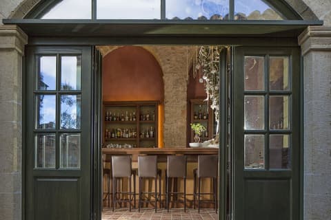 Moni Emvasis Luxury Suites, Bar (on property)