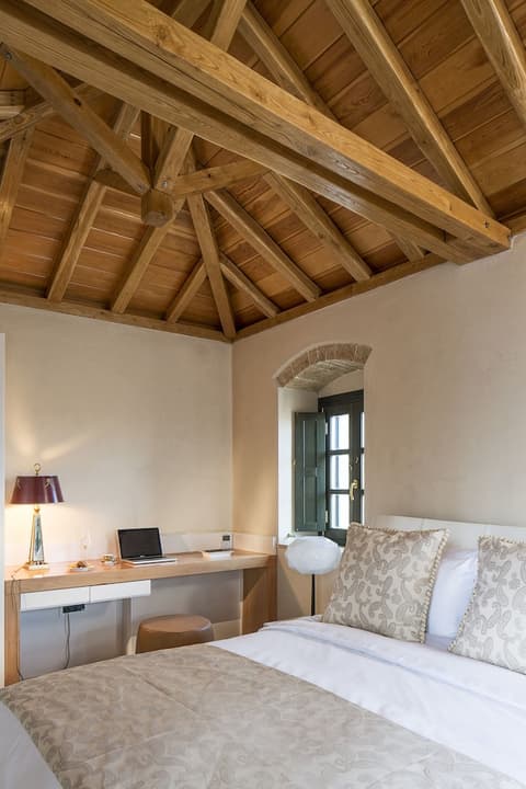 Moni Emvasis Luxury Suites, Room