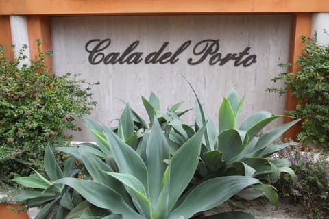 Cala del Porto, Exterior